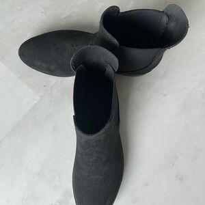 Black ankle boots, size 7 in great condition.